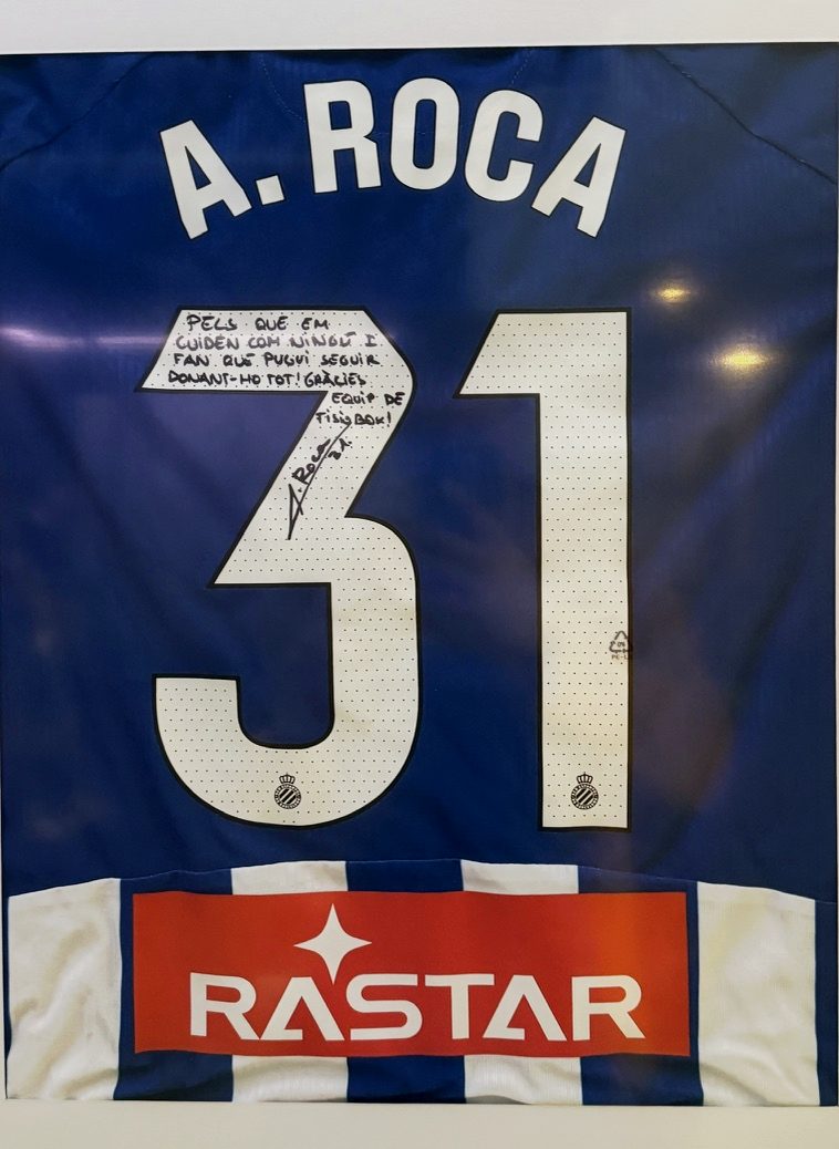 A. Roca, Futbolista profesional — Camiseta firmada · FISIOBOX Barcelona