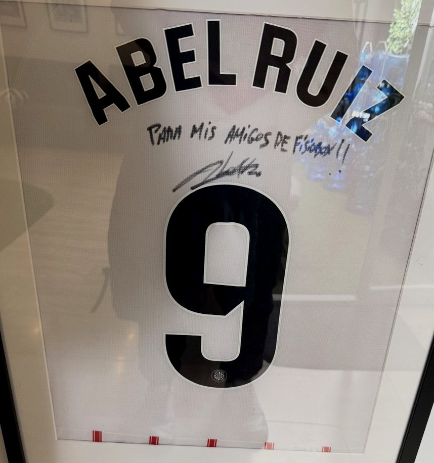 Abel Ruiz, Futbolista profesional — Camiseta firmada · FISIOBOX Barcelona