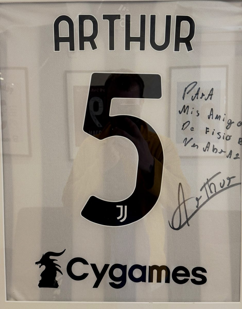Arthur, Futbolista profesional — Camiseta firmada · FISIOBOX Barcelona