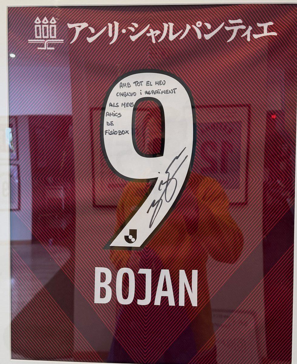 Bojan, Futbolista profesional — Camiseta firmada · FISIOBOX Barcelona