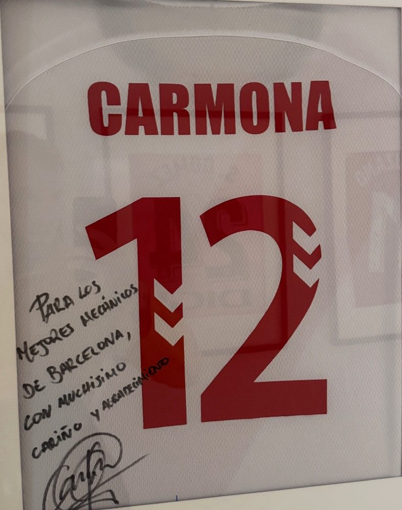 Carmona, Futbolista profesional — Camiseta firmada · FISIOBOX Barcelona
