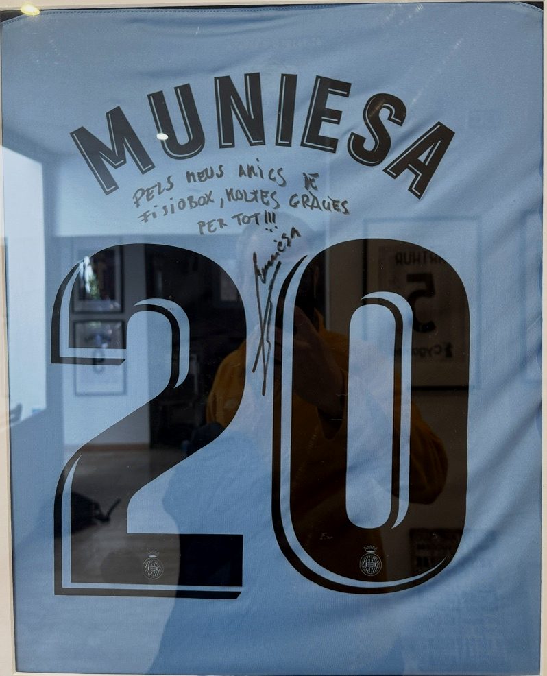 Muniesa, Futbolista profesional — Camiseta firmada · FISIOBOX Barcelona