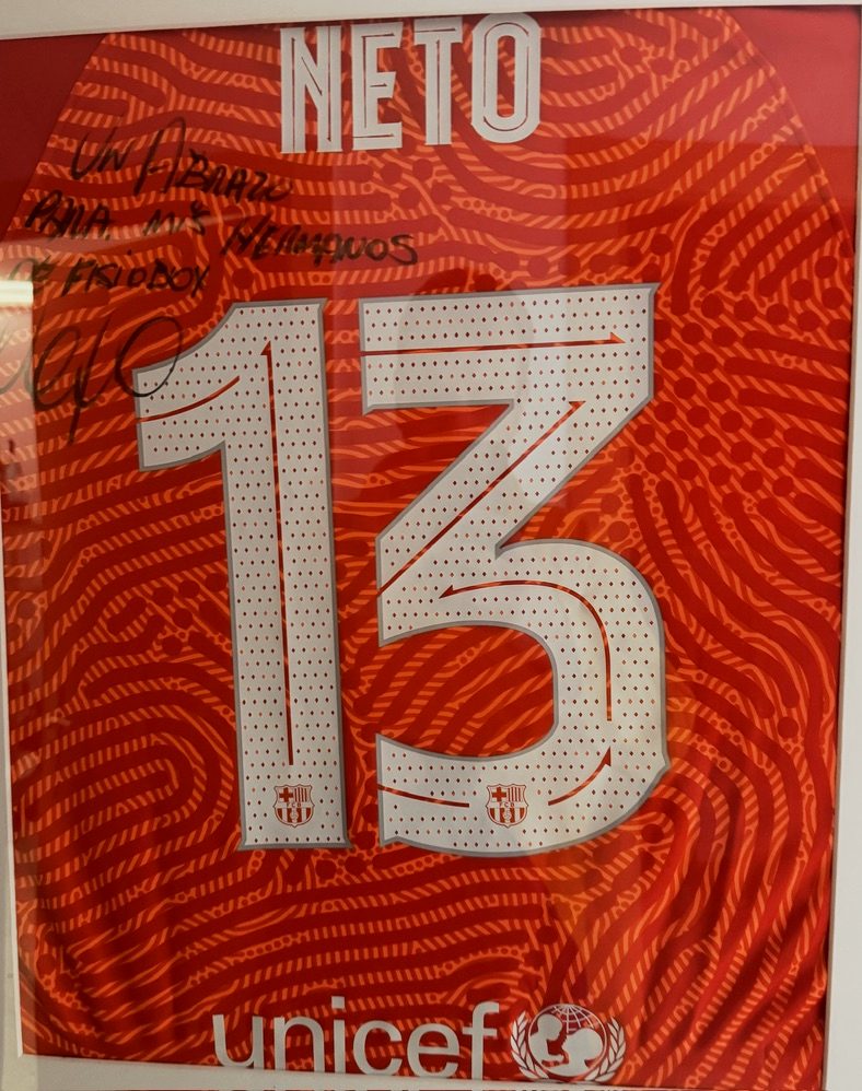 Neto, Futbolista profesional — Camiseta firmada · FISIOBOX Barcelona