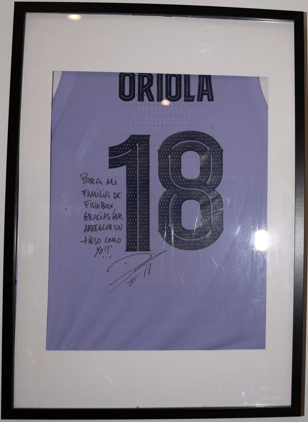 Oriola, Jugador de baloncesto profesional. Camiseta firmada, FISIOBOX Barcelona
