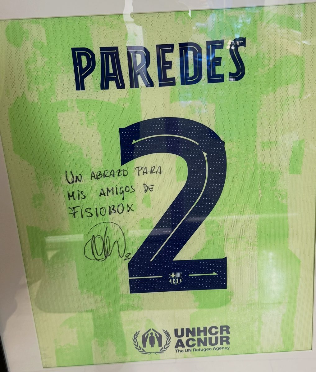 Paredes, Futbolista profesional — Camiseta firmada · FISIOBOX Barcelona