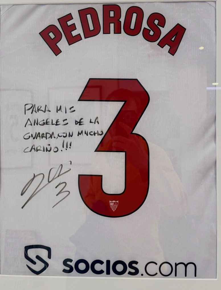 Pedrosa, Futbolista profesional — Camiseta firmada · FISIOBOX Barcelona