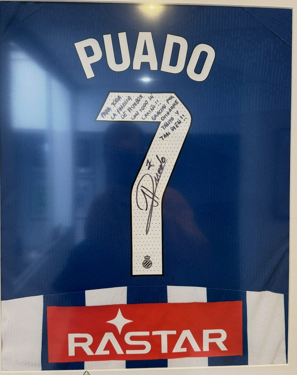 Puado, Futbolista profesional — Camiseta firmada · FISIOBOX Barcelona