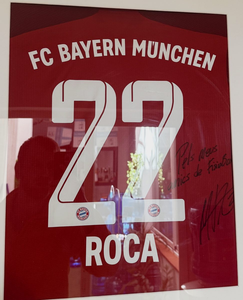 Roca, Futbolista profesional — Camiseta firmada · FISIOBOX Barcelona
