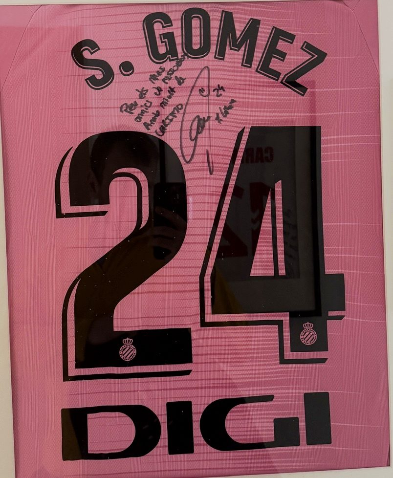 S. Gómez, Futbolista profesional — Camiseta firmada · FISIOBOX Barcelona
