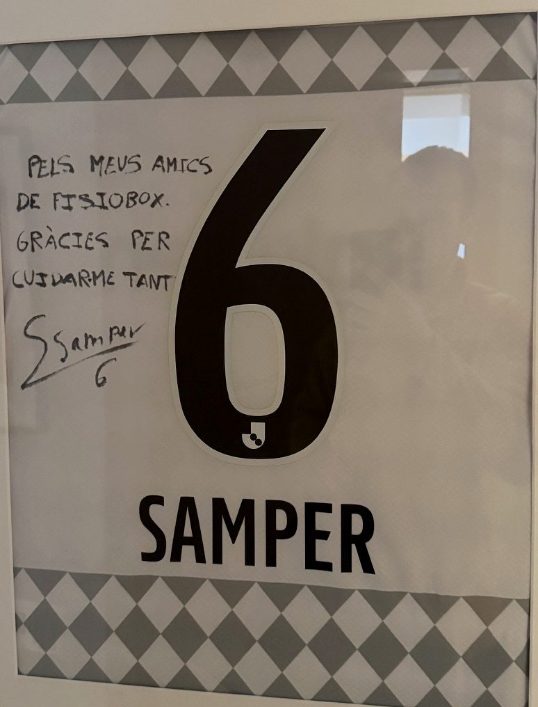 Samper, Futbolista profesional — Camiseta firmada · FISIOBOX Barcelona